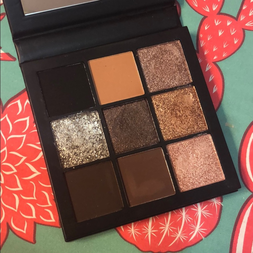 Huda Smokey eyeshadow palette